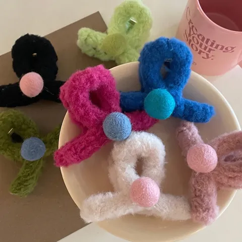 Simpatico Fermaglio per Capelli in Peluche Colore a Contrasto Pompon Accessorio Invernale Morbido Tessuto per Donna