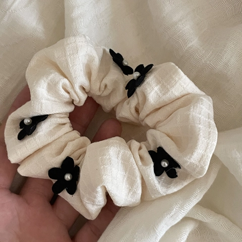 Coletero de Pelo con Flores Bordadas y Perlas Artificiales Decorativas de Tela Elástica Soporte para Cola de Caballo Accesorios para el Cabello