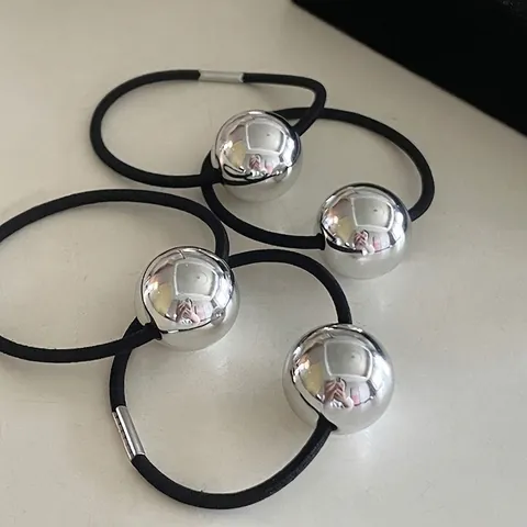 Gomas para el Pelo Minimalistas con Bola de Metal Plateada Alta Elasticidad Acabado Espejo Sujetador de Coleta para Mujer
