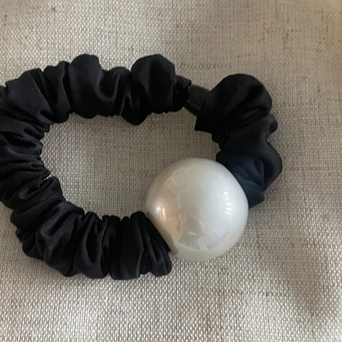 Scrunchie Plissettato con Grande Perla Artificiale Vintage per Donna Elegante Elastico in Tessuto Accessorio per Capelli alla Moda