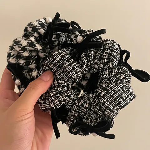 Scrunchie in Tessuto Pied de Poule Vintage Francese Con Fiocco in Velluto Perla Artificiale Elegante Elastico per Capelli Donna