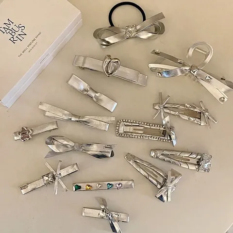 Pinza para el Cabello de Cuero Plateada con Lazo Diadema de Strass de Corazón Flor Accesorios para el Cabello de Mujer