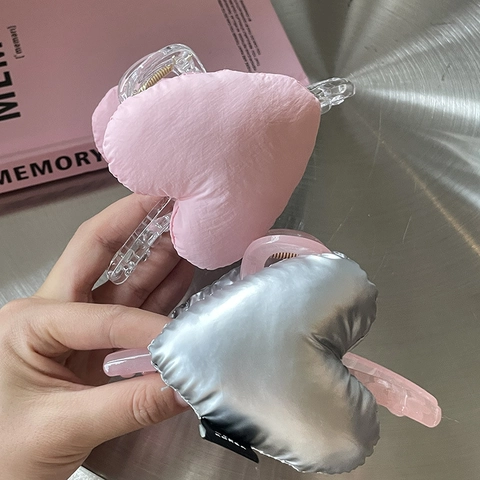 Korean Style Cute Heart Shaped Hair Claw Clips Large Acrylic Shark Clip For Women Fashion Fabric Stuffed Hair Accessories