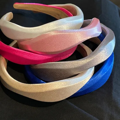 Serre-Tête Rembourré en Satin à Vagues Brillantes pour Femmes Éponge Épaisse Haut Crânien Cerceau à Cheveux Large Couleur Unie Élégant