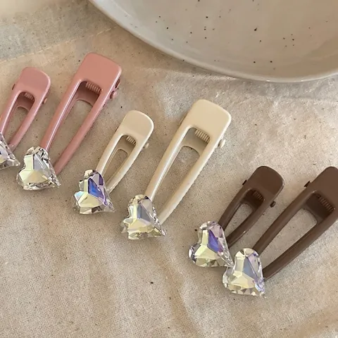 Style Coréen Métal Mat En Forme de Cœur Strass Iridescents Pinces à Cheveux Bec de Canard Pour Femmes Accessoires