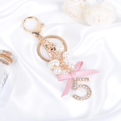 Eleganter Legierung Nummer 5 Schlüsselanhänger Mit Rosa Bandschleife Künstliche Perle Strass Tasche Anhänger Damen Geschenk