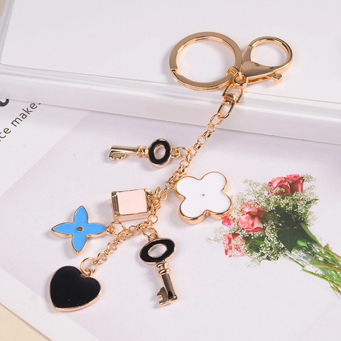 Luxus Gold Metall Multi-Charm Schlüsselanhänger Mit Emaille Blume Vierblättriges Kleeblatt Herz Schlüssel Handtasche Anhänger Damen Taschen Zubehör