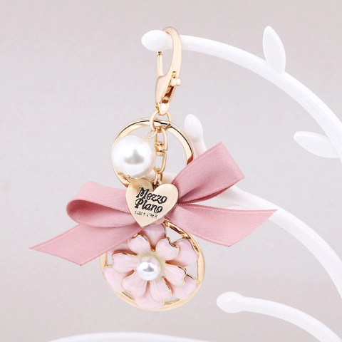 Llavero de Flor de Camelia de Esmalte Dulce Con Lazo de Satén y Perla Artificial de Imitación Colgante de Corazón para Mujer