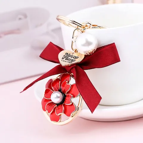 Llavero de Flor de Camelia de Esmalte Dulce Con Lazo de Satén y Perla Artificial de Imitación Colgante de Corazón para Mujer