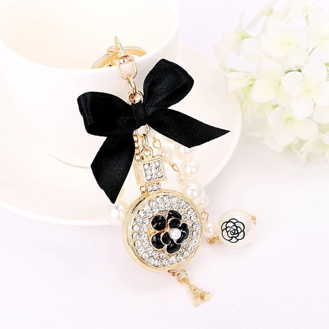 Eleganter Kamelie Schlüsselanhänger Parfümflasche Anhänger Mit Schleife Künstliche Perlenkette Gold Legierung Eiffelturm Damen Tasche Charme