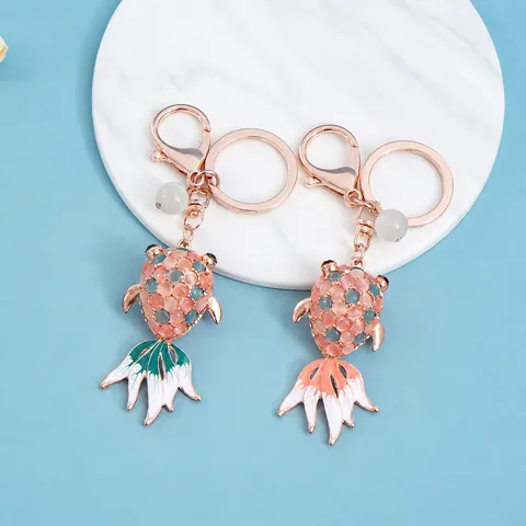 Porte-clés Exquis en Alliage Forme de Poisson Rouge Avec Oeil de Chat Artificiel Émail Queue Dégradée Pendentif Rose