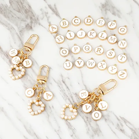 Porte-clés Lettre Alphabet A-Z Personnalisé DIY Avec Pendentif en Forme de Cœur Perles Artificielles Émail Alliage de Zinc pour Femme
