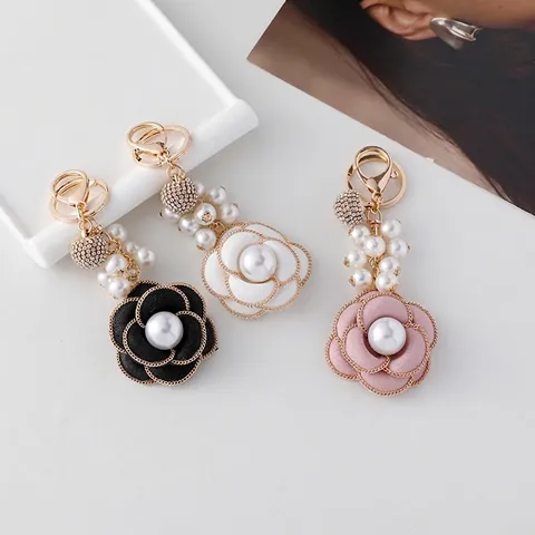 Portachiavi Elegante Camelia con Perla Artificiale Strass Lega Ciondolo da Borsa Donna Rosa Nero Bianco Accessori