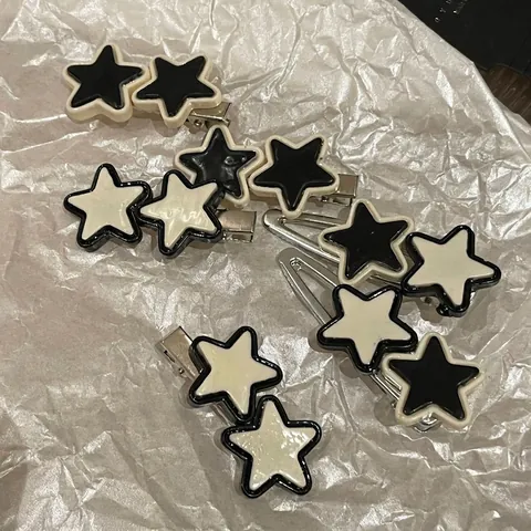 Y2K Stern Haarspangen Für Damen Mädchen Schwarz Weiß Stern Entenschnabel Clip Harajuku Stil Seitliche Pony Clip Süß Cool Haarschmuck