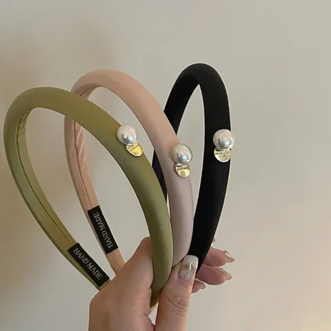 Women Fashion Padded Fabric Headband With Artificial Pearl And Metal Tag Minimalist Solid Color Hair Accessory For Daily Use
