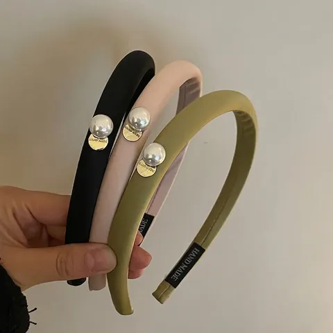 Women Fashion Padded Fabric Headband With Artificial Pearl And Metal Tag Minimalist Solid Color Hair Accessory For Daily Use