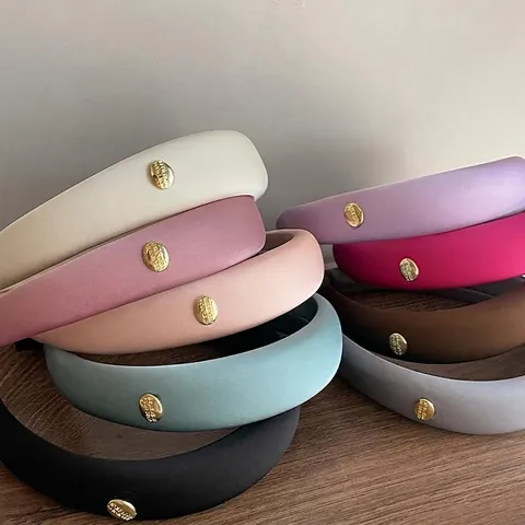 Diadema Francesa de Esponja Acolchada Para Mujer Tela de Satén Con Etiqueta De Metal Dorado Elegante Accesorio Retro
