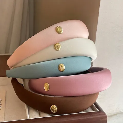 Diadema Francesa de Esponja Acolchada Para Mujer Tela de Satén Con Etiqueta De Metal Dorado Elegante Accesorio Retro