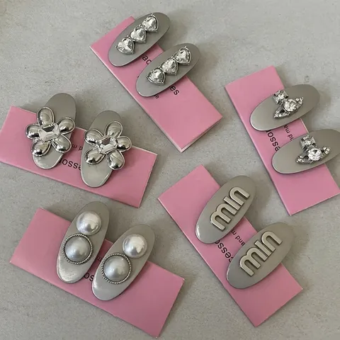 Pinza para el Cabello Vintage de Metal Plateado Cepillado Con Diseño de Letras de Corazón de Diamantes Ovale Perla Artificial Mujer