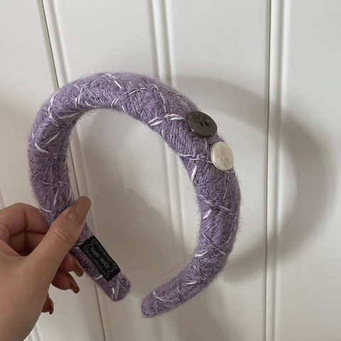 Handgefertigter Herbst Winter Strick Haarreif Mit Knopf Dekor Weiches Warmes Häkel Haarband Modischer Haarschmuck Für Damen