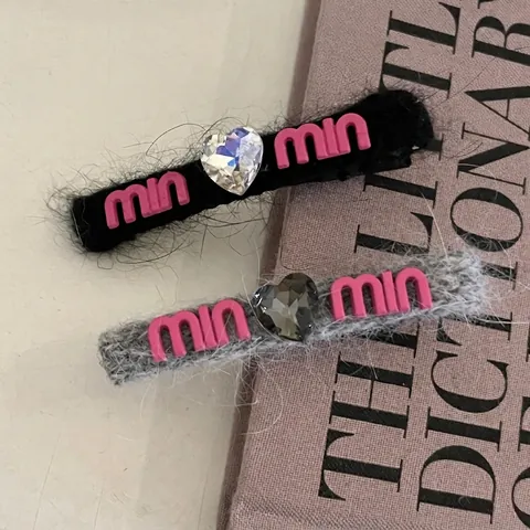 Handgemaakte Wol Pluche Hart Strass Haarclip Voor Vrouwen Roze Letter Contrastkleur Mode Haarsieraden BB Clip Accessoire