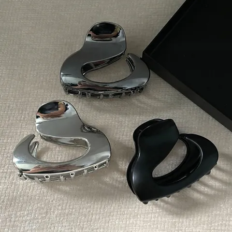 Minimalistisch Legierung Metall Herz Haarkralle Clip Große Hohle Unregelmäßige Haarklammer Polierte Metallic Haarschmuck Für Damen Schmuck