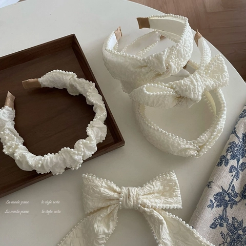 Cerchietto in Raso Plissettato Stile Francese Con Bordo di Künstliche Perle Fiocco Accessori per Capelli Donna Elegante Retrò Bianco