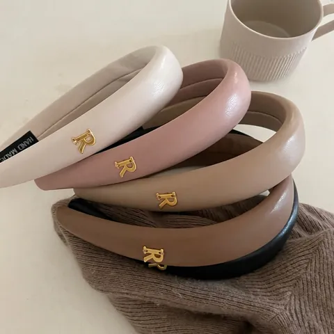Mode PU Leder Gepolsterter Haarreif Für Damen Dickes Schwamm Haarband Mit Gold Metall Buchstaben Dekor Retro Haarschmuck