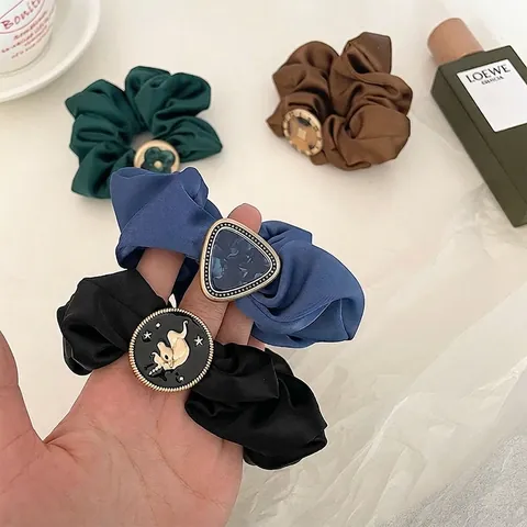 Elegantes Satin Scrunchie Großes Haargummi Für Damen Vintage Legierung Schnalle Dekorative Kleeblatt Dreieck Marmormuster Haarschmuck