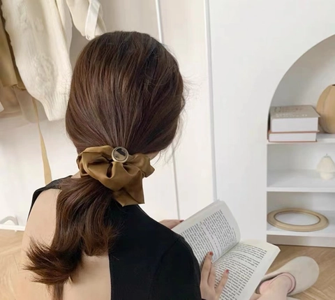 Elegantes Satin Scrunchie Großes Haargummi Für Damen Vintage Legierung Schnalle Dekorative Kleeblatt Dreieck Marmormuster Haarschmuck