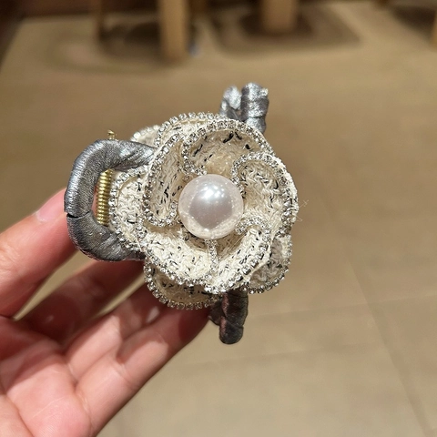Elegante Pinza per Capelli a Forma di Camelia Con Perle Artificiali e Strass Tessuto Tweed Accessorio per Capelli Fatto a Mano Donna