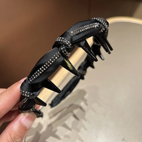 Elegante Cerchietto in Raso Nero Con Fiocco Decorazione in Strass Punte Punk Denti Antiscivolo Accessori Capelli Donna