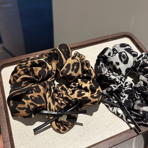 Leopard Print Scrunchies With Bow Metal Charm Leopard Hair Ties Large Elastic Ponytail Holders For Women Autumn Winter Fashion Hair Accessories