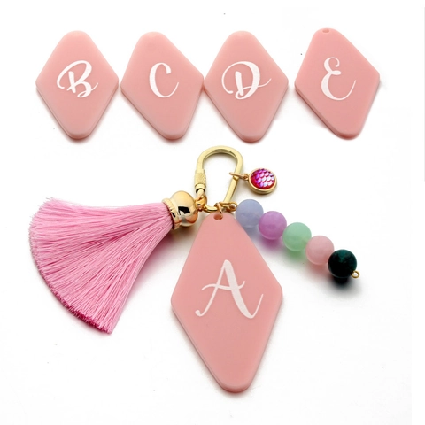 Porte-clés Alphabet Losange Géométrique en Acrylique Rose Vintage Avec Gland Pendentif de Sac Perlé Lettre Personnelle Cadeau Femme