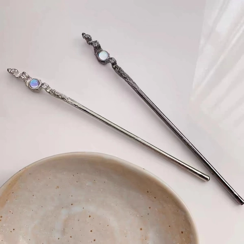 Bastoncino per Capelli in Lega Martellata Nuovo Stile Cinese Con Pietra di Luna Artificiale Forcina in Metallo Retrò Texture Irregolare Donna Gioielli