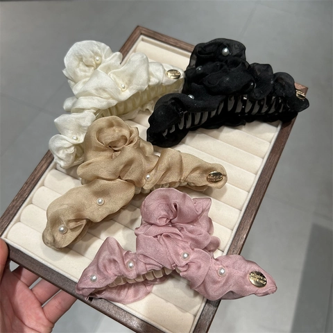 Elegante Pinza per Capelli Grande in Tessuto con Volant per Donna con Decorazione di Künstliche Perle Sintetiche e Etichetta in Metallo