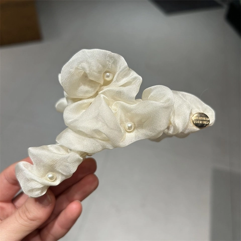 Elegante Pinza per Capelli Grande in Tessuto con Volant per Donna con Decorazione di Künstliche Perle Sintetiche e Etichetta in Metallo