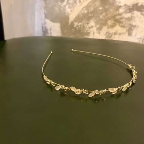 Elegante Diadema de Aleación Dorada con Hojas de Enredadera para Mujer con Diamantes de Imitación y Piedra de Ojo de Gato