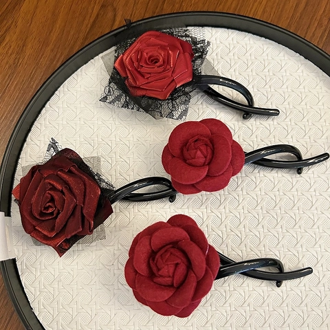 Pince Banane Fleur Rouge Style Chinois Vintage Élégante Pince à Cheveux Torsadée en Rose Satinée pour Femme Fête du Nouvel An