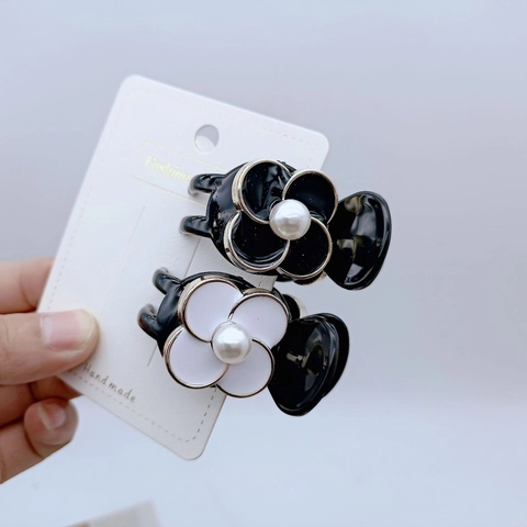Elegant Small Camellia Rose Floral Hair Claw Clip Minimalist Acrylic Artificial Pearl Hair Accessory For Women Daily Styling