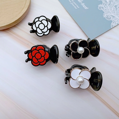Elegant Small Camellia Rose Floral Hair Claw Clip Minimalist Acrylic Artificial Pearl Hair Accessory For Women Daily Styling