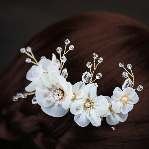 Peine de Pelo de Novia Hecho a Mano Flores de Gasa de Seda Blanca Rhinestone Perla Artificial Tocado de Boda Alambre de Oro para Mujer