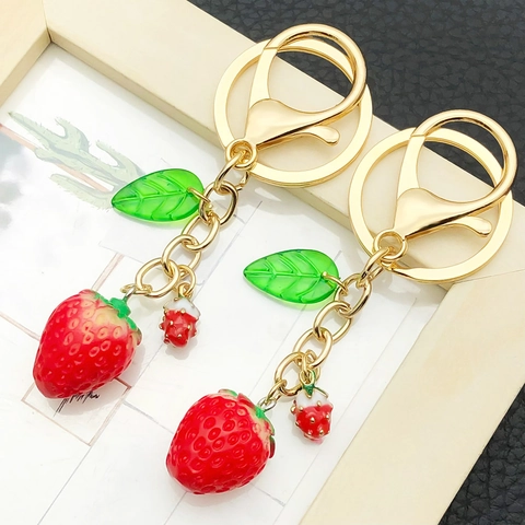 Portachiavi in Resina con Frutta di Simulazione Creativo Ciondolo a Forma di Fragola Rossa Pesca Fibbia in Lega Dorata Decorazione per Zaino Donna Bambini