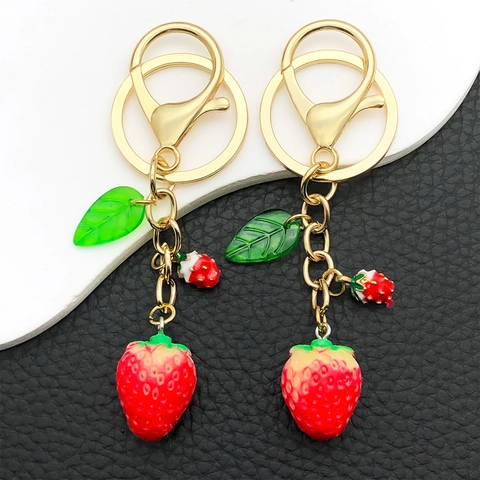 Portachiavi in Resina con Frutta di Simulazione Creativo Ciondolo a Forma di Fragola Rossa Pesca Fibbia in Lega Dorata Decorazione per Zaino Donna Bambini
