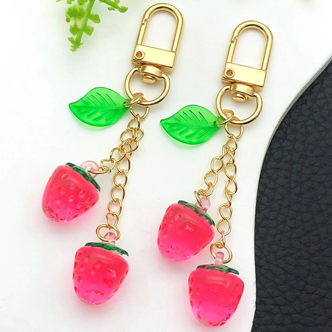 Süßer Sommer Harz Erdbeere Kirsche Schlüsselanhänger Gold Legierung Blatt Anhänger Tasche Anhänger Frucht Accessoire Geschenk