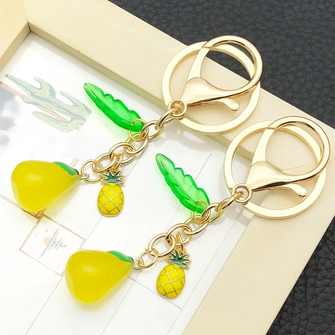 Porte-Clés Créatif en Résine de Fruits de Simulation Alliage Doré Ananas Tropical Avocat Poire Banane Anneau de Clé Femmes Pendentif de Sac Cadeau Accessoire