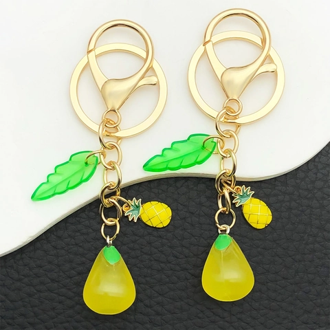 Porte-Clés Créatif en Résine de Fruits de Simulation Alliage Doré Ananas Tropical Avocat Poire Banane Anneau de Clé Femmes Pendentif de Sac Cadeau Accessoire