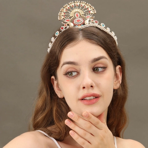 Corona Étnica de Aleación con Diamantes de Imitación y Borla para Mujer Accesorio de Lujo en Color Dorado con Perla Artificial Diadema