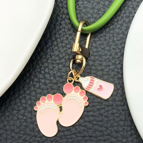 Schattige Babyfles Voetjes Emaille Sleutelhanger Voor Vrouwen Pasgeboren Cadeau Baby Shower Metalen Rugzak Tas Hangers