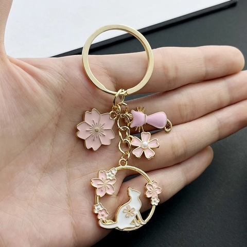 Llavero de Gato Sakura Rosa para Mujer Aleación de Zinc Esmalte Flor Perla Artificial Amuleto de Bolso Estilo Japonés Joyería Regalo